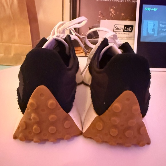 NEW BALANCE 327 Women’s Sneakers - Black/White/Gum - 7.5 - Picture 11 of 12